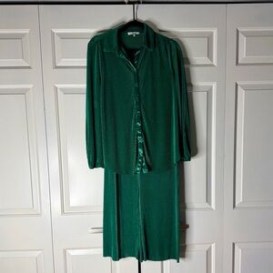 RO & DE Emerald Pleated Satin-Finish Two Piece Set Size M